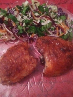 Una foto de Pollo al horno con ensalada