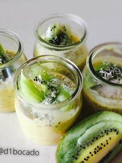 Una foto de Postre Vegano Coco y Fruta (Mango)