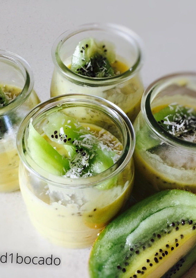 Una foto de Postre Vegano Coco y Fruta (Mango)