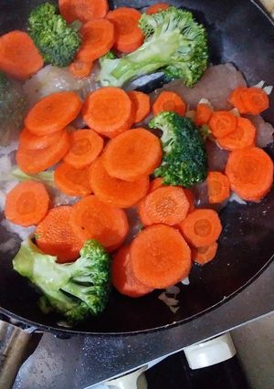 Una foto de Pescado con verduras