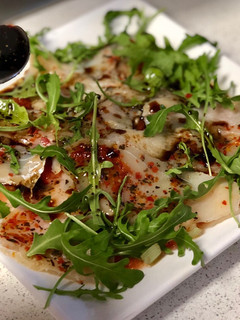 Una foto de Entrante de Navidad: Carpaccio de bacalao con vinagreta de Módena