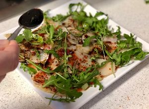 Una foto de Entrante de Navidad: Carpaccio de bacalao con vinagreta de Módena