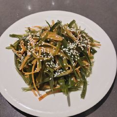 A picture of Seaweed Salad.