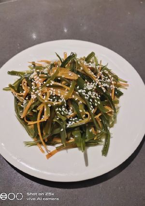 A picture of Seaweed Salad.