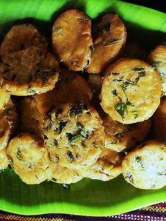 मेथी मठरी (Maida mathri recipe in hindi) रेसिपी मुख्य फोटो