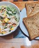 Salad gà và bánh mì đen