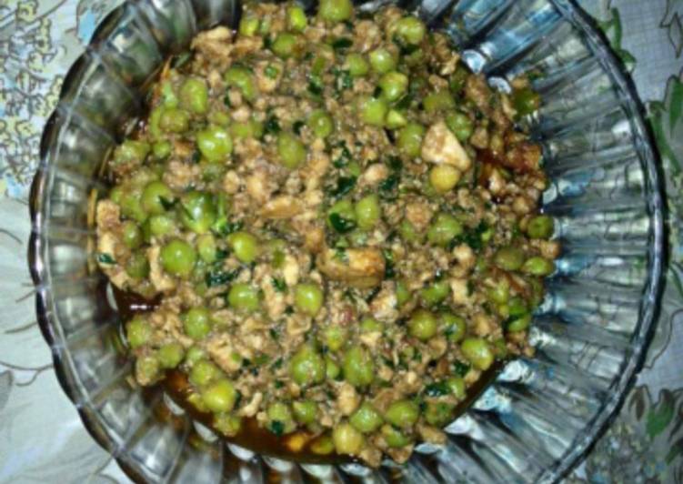 Simple Way to Make Super Quick Homemade Qeema holay (Mince with green chickpeas)