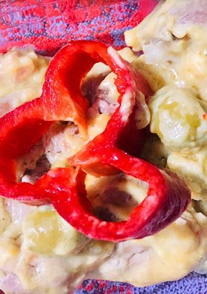 Una foto de PECHUGAS DE POLLO (con crema de mostaza y aceitunas)🤗🥘😋👏🤩🥘