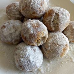 A picture of Mexican cookies/snowball cookies.
