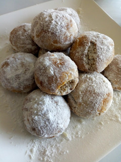 A picture of Mexican cookies/snowball cookies.
