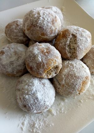 A picture of Mexican cookies/snowball cookies.