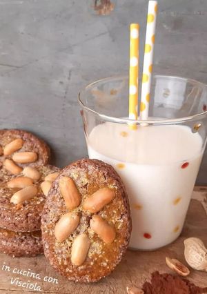 Foto di Biscotti croccanti al cioccolato e arachidi