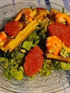 Une photo de Gaufres crevettes et pamplemousse