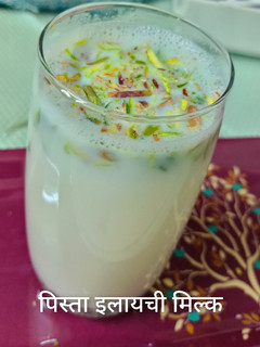 पिस्ता इलायची मिल्क (pista elaichi milk recipe in Hindi) रेसिपी मुख्य फोटो