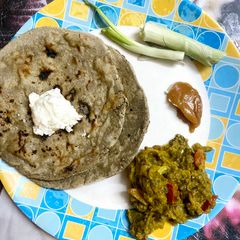 A picture of Bajra Roti with Ringda odo.