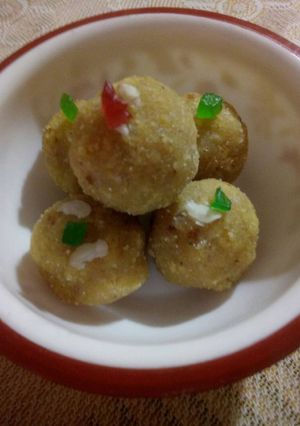 A picture of Besan ladoo.
