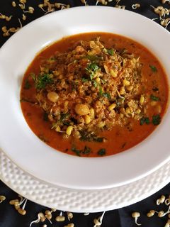 मटकीची उसळ (matki chi usal recipe in marathi) रेसिपी चे मुख्य फोटो 