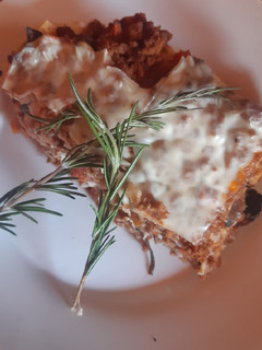 Una foto de Lasaña con carne boloñesa y salsa bechamel