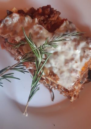 Una foto de Lasaña con carne boloñesa y salsa bechamel