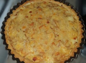 Una foto de Tarta de cebolla caramelizada y quesos (quiche)