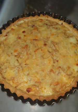 Una foto de Tarta de cebolla caramelizada y quesos (quiche)