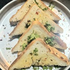 A picture of Instant Garlic bread.
