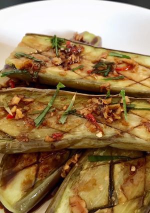 Hình của món Cà tím áp chảo sốt tương gừng.