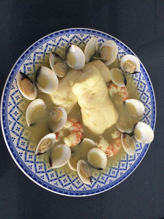 Una foto de Merluza con almejas y langostinos