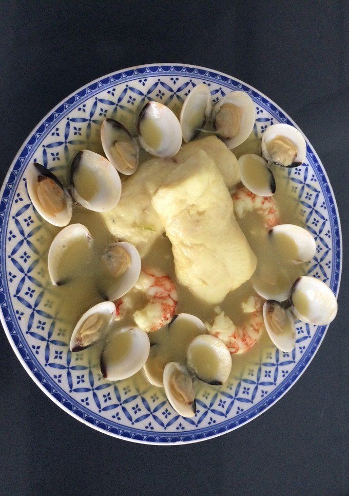 Una foto de Merluza con almejas y langostinos