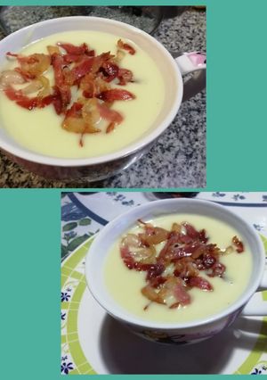 Una foto de Vichyssoise (sopa de puerros) con topping de jamón