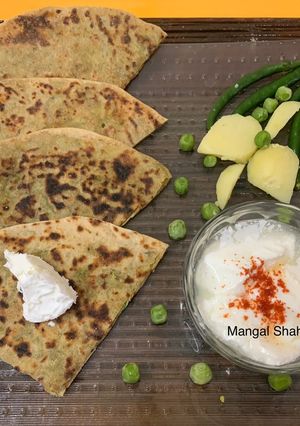 मटार बटाटा पराठा (पंजाबी पराठा रेसिपी) (Matar Batata Paratha Recipe In Marathi) रेसिपी चे मुख्य फोटो 
