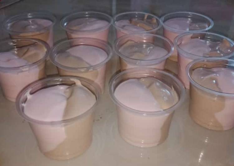 Cara Gampang Menyiapkan Es cream coklat mix strawberry homemade, Menggugah Selera