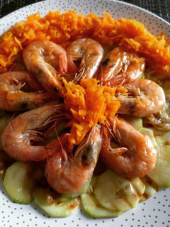 Una foto de Langostinos sobre lecho de calabacín