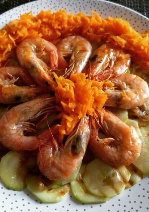 Una foto de Langostinos sobre lecho de calabacín