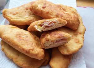 Sajttal - sonkával töltött lángos 🍹🍸🍺 recept fotója