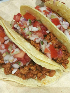Una foto de Tacos vegetales de soja pibil y pico de gallo