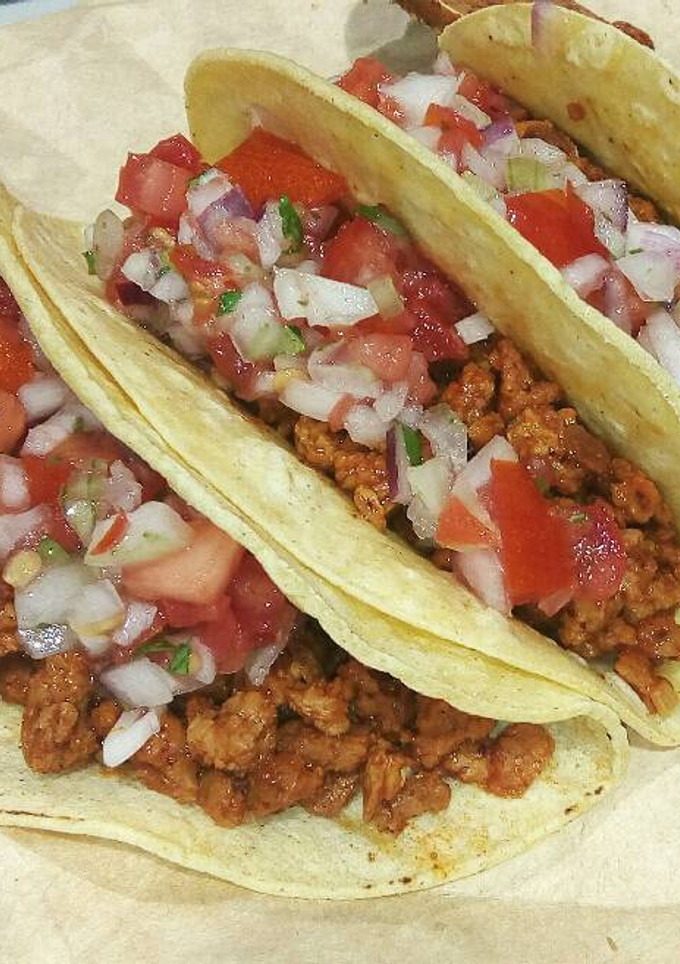 Una foto de Tacos vegetales de soja pibil y pico de gallo