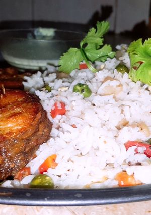 A picture of Fried rice with fry fish.