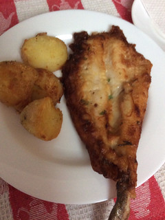 Una foto de Merluza frita con papas doradas
