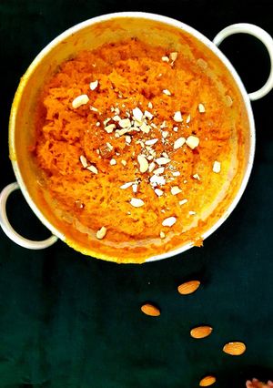 गाजरचा हलवा (gajar halwa recipe in marathi) रेसिपी चे मुख्य फोटो