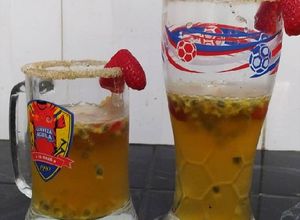 Una foto de Michelada con maracuyá y fresa
