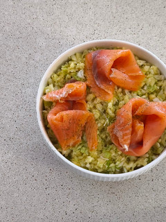 Una foto de Ensalada de repollo, manzana con salmón en TMX
