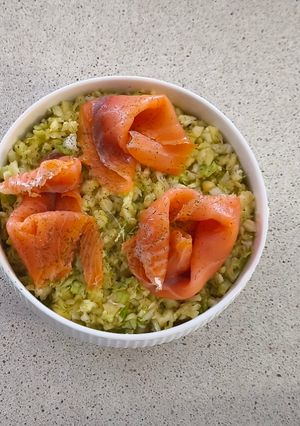 Una foto de Ensalada de repollo, manzana con salmón en TMX