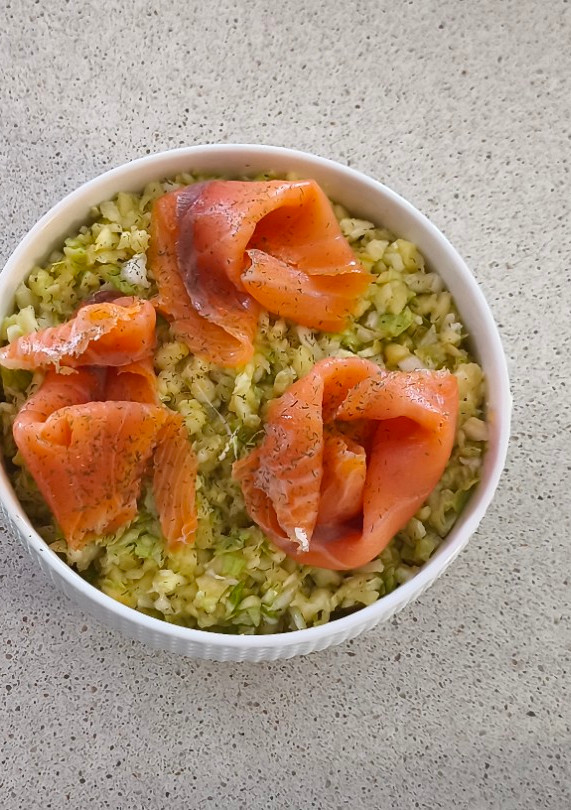 Una foto de Ensalada de repollo, manzana con salmón en TMX