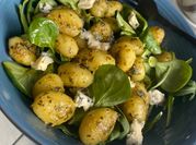 Une photo de gnocchi pesto