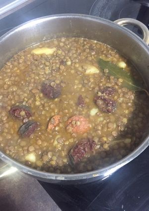 Una foto de Lentejas con morcilla y chorizo