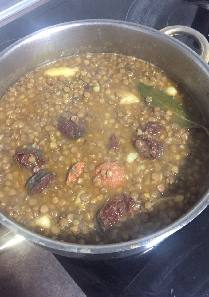 Una foto de Lentejas con morcilla y chorizo