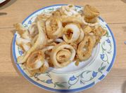 Una foto de calamar congelados fritos