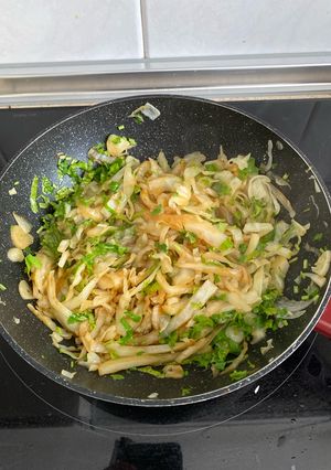 Una foto de Repollo rehogado con cilantro