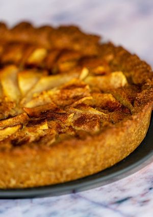 Foto di Torta di Mele con base di Frangipane e Composta di Ciliege